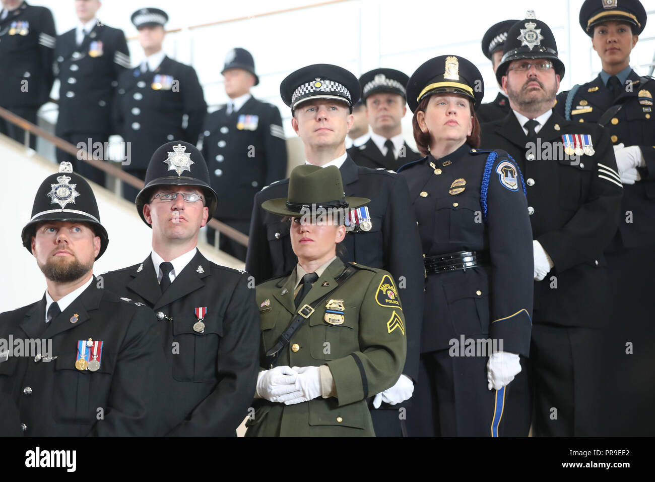 Polizisten aus den USA und Großbritannien während des Dienstes an der Waterfront Hall, Belfast für National Police Memorial Day, Polizisten, die gestorben sind, oder die in der Linie der Aufgabe getötet worden. Stockfoto