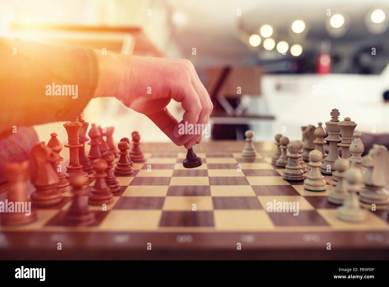 Geschäftsmann spielen mit Schach spiel. Konzept der Business Strategie und Taktik Stockfoto