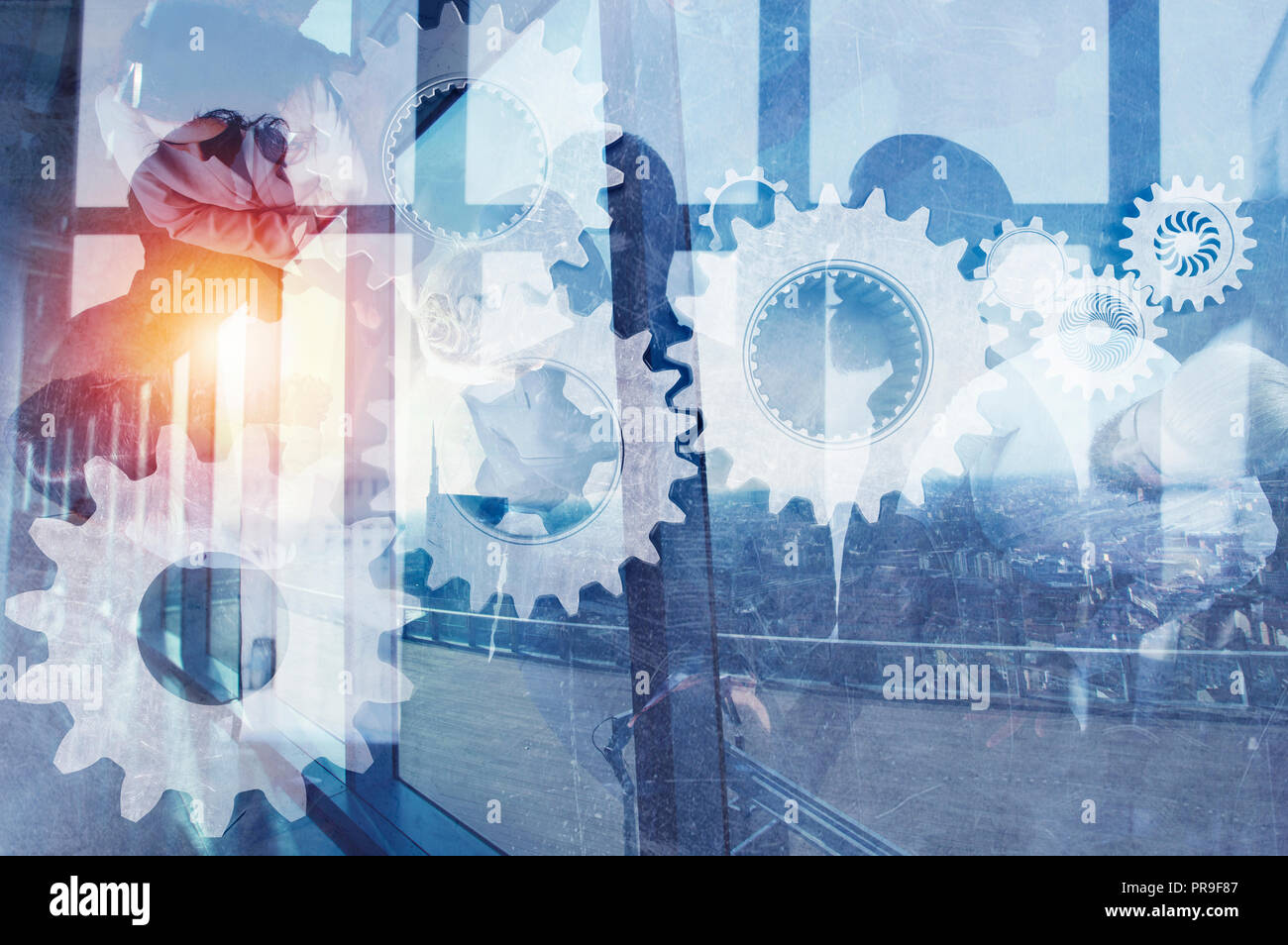 Business Team mit Zahnrädern. Teamarbeit, Partnerschaft und Integration Konzept. Double Exposure Stockfoto