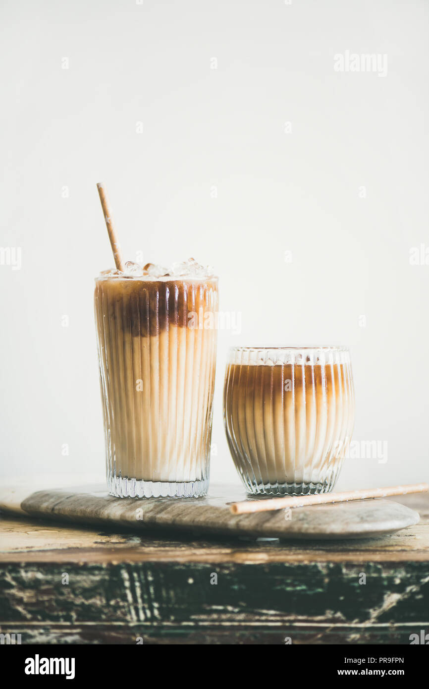 Eiskaffee trinken in hohe Gläser an Bord Stockfoto