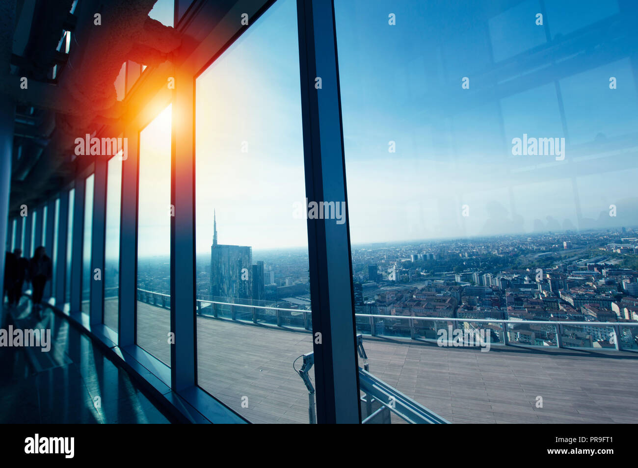 Modernes Büro in einem Wolkenkratzer bei Sonnenuntergang Stockfoto