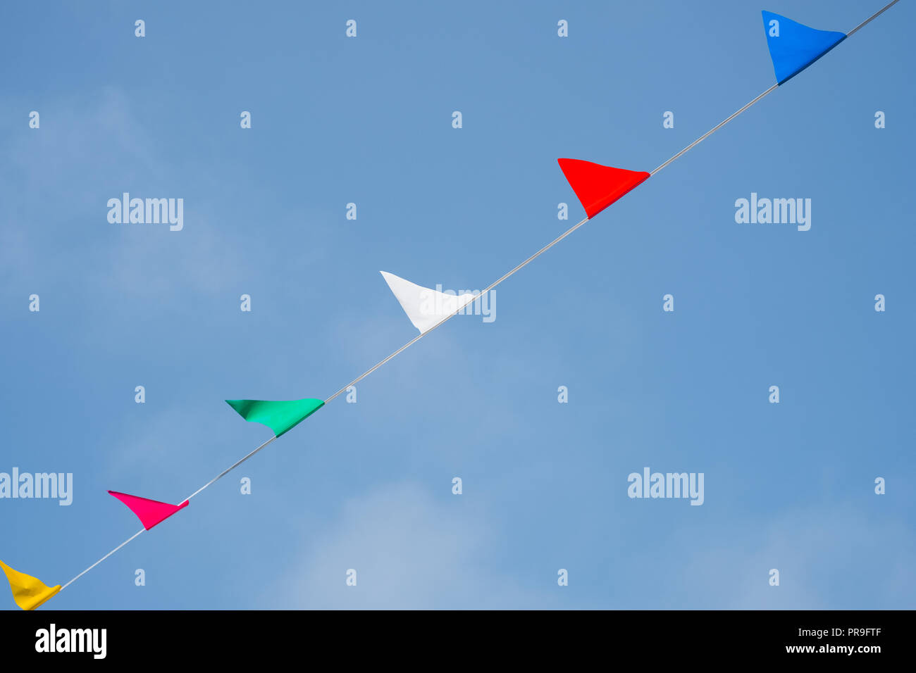 Party Dekoration - bunte Fahnen hängen auf der Linie aganst der Himmel für Feier oder fest. Stockfoto