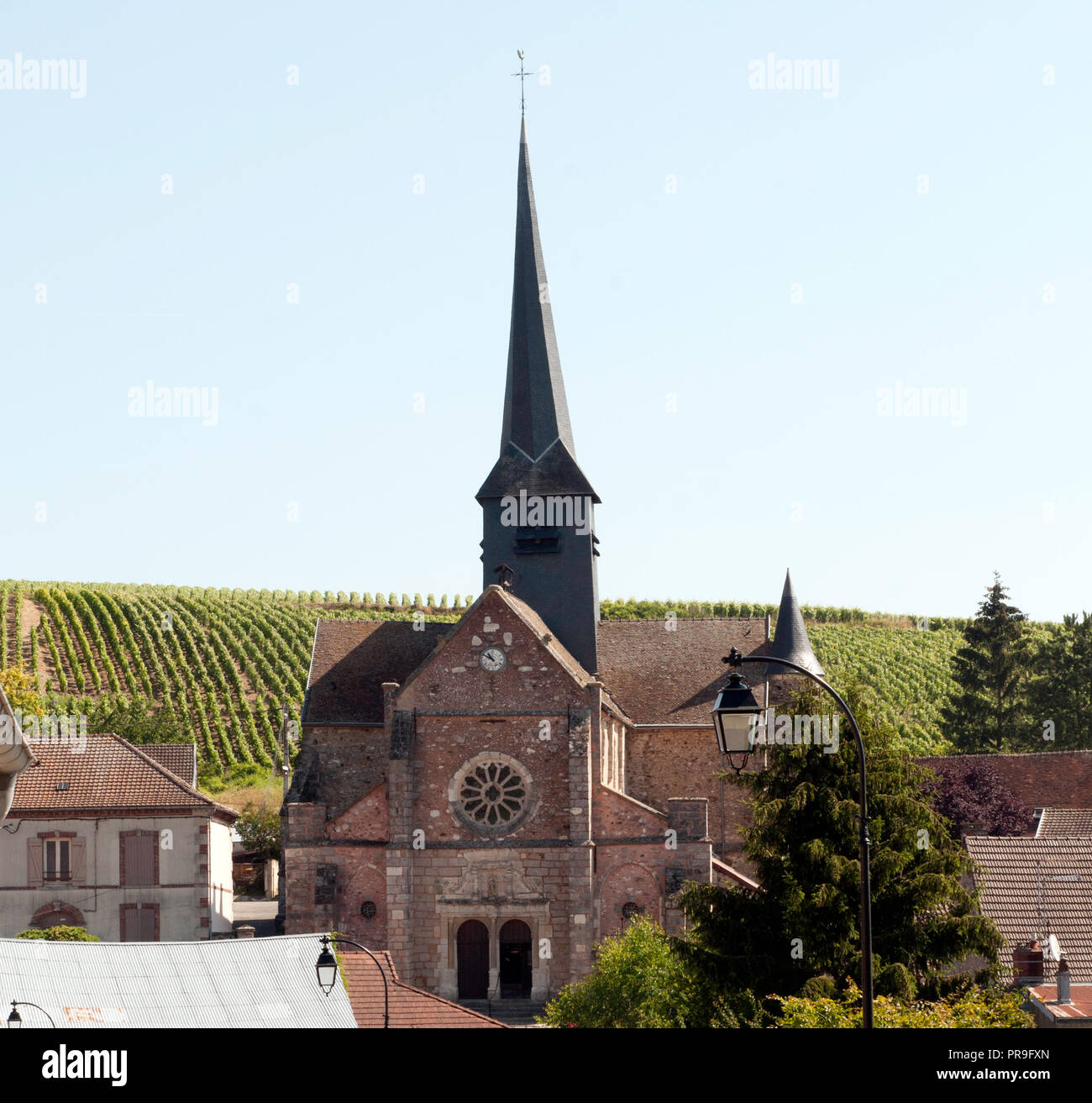 Blick auf das französische Dorf Obernai, Frankreich, und die kleine Kirche von Weinbergen umgeben Stockfoto