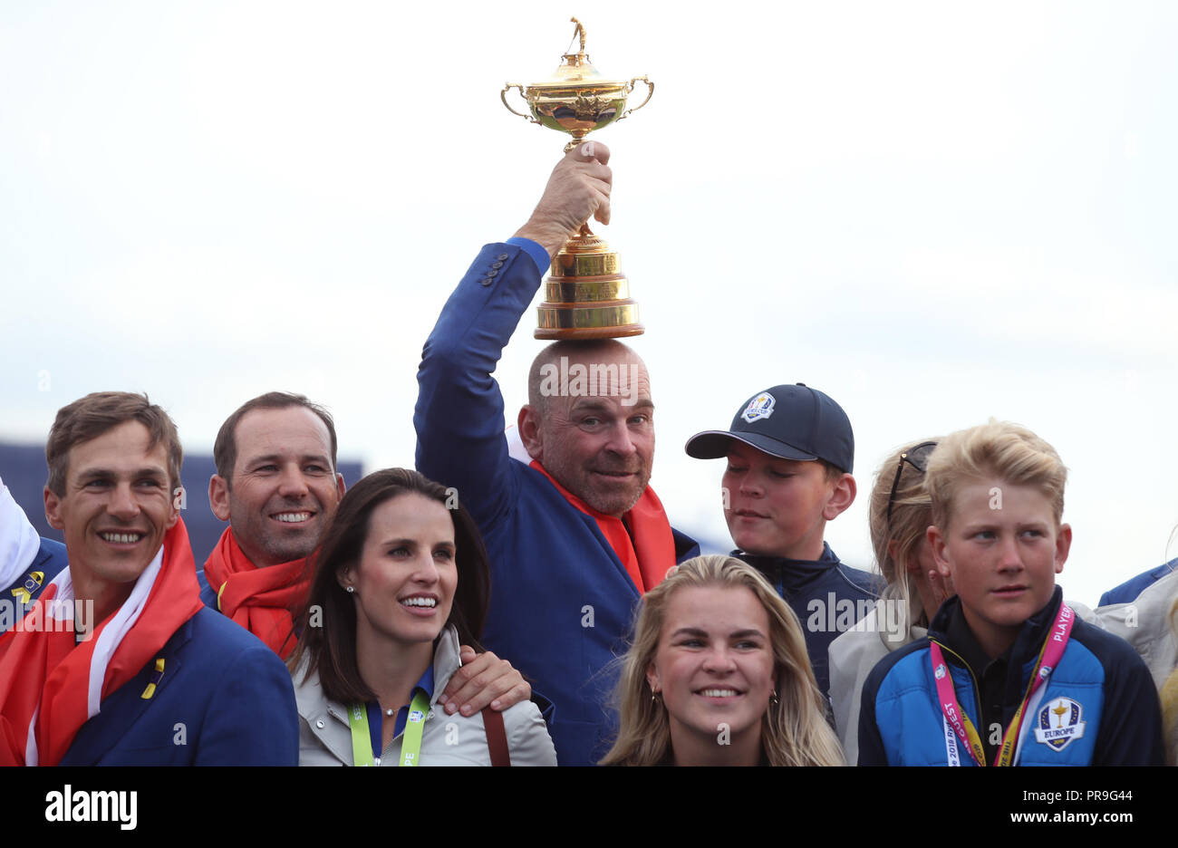 Team Europa Kapitän Thomas Bjorn feiert mit dem Ryder Cup Trophäe am Tag drei der Ryder Cup bei Le Golf National, Saint-Quentin-en-Yvelines, Paris. Stockfoto