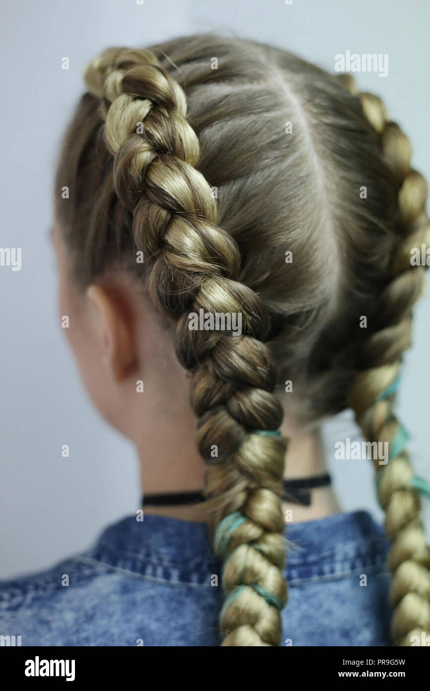 Zwei Dicke Zopfe Mit Einem Kanekalon Auf Hellen Haar Eine Jugendliche Frisur Stockfotografie Alamy