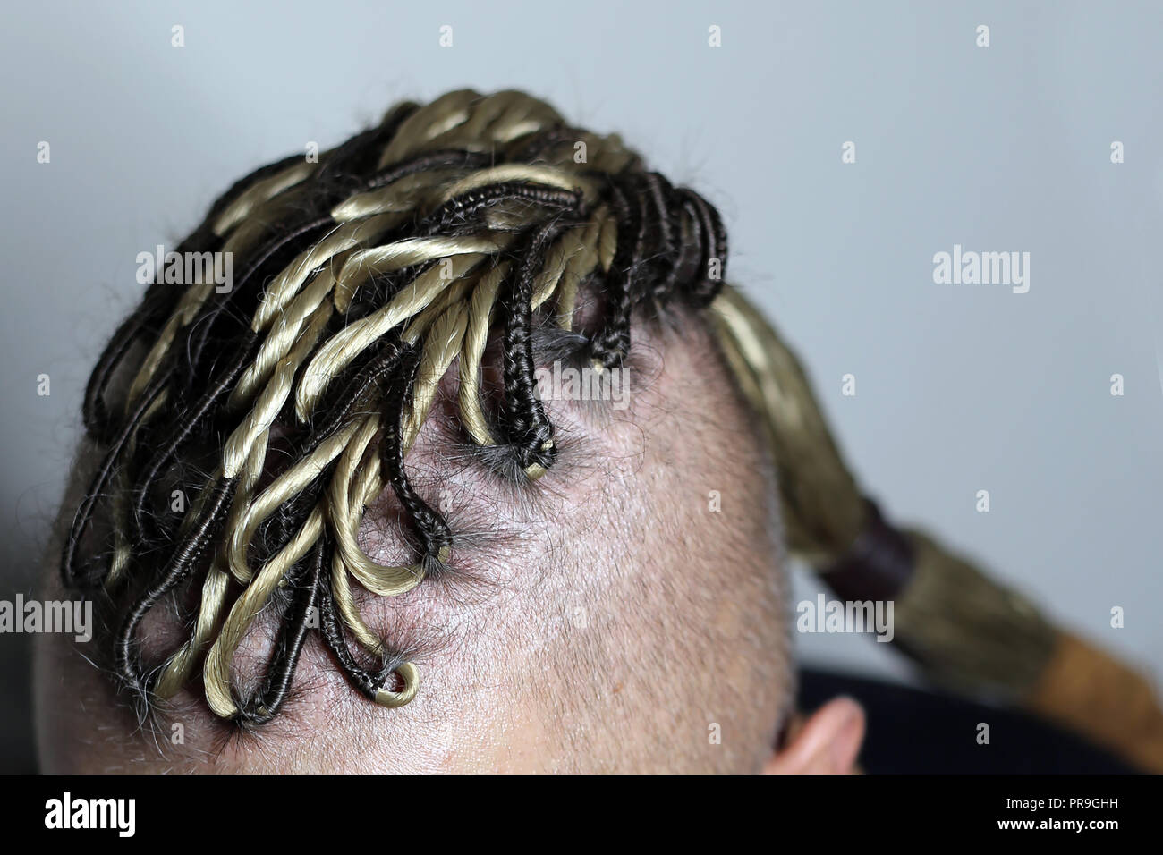 Manner Frisur Wie Viking Irokesen Dreadlocks Haar Geflochten Brutale Frisur Stockfotografie Alamy