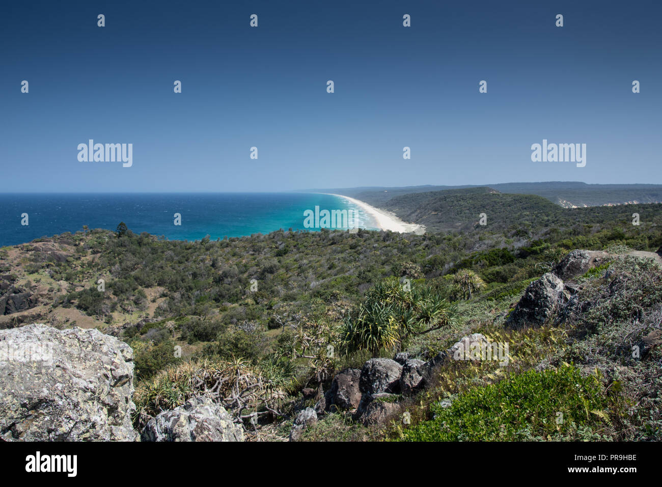 Blick auf die Küste entlang der Noosa North Shore, Queensalnd, Australien auf einem sonnigen Sommertag. Stockfoto