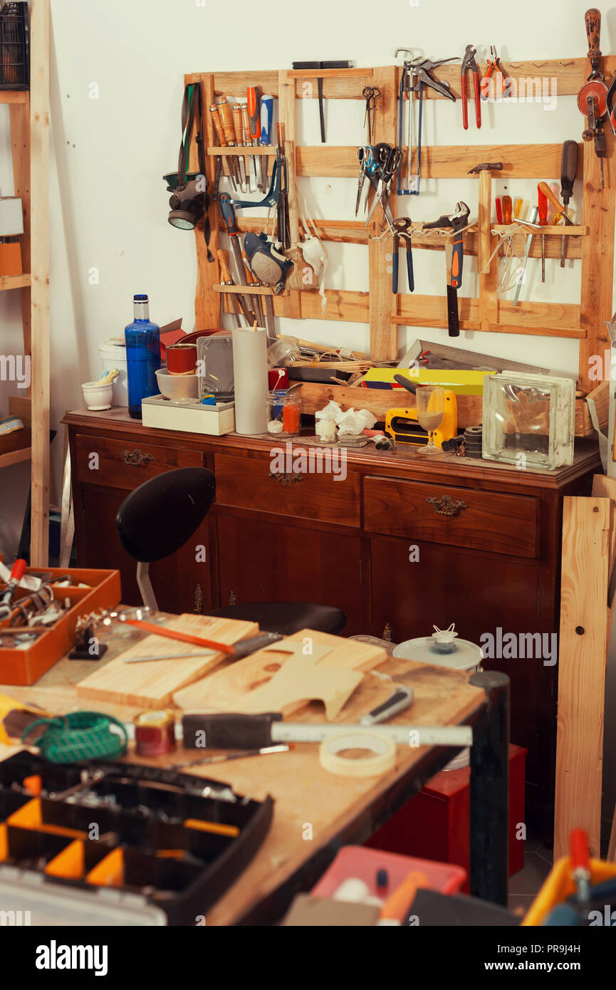 Alte Werkzeuge aufhängen an Wand in der Werkstatt, Werkzeug Regal gegen  eine Wand im Studio Stockfotografie - Alamy