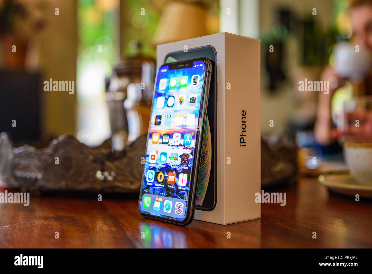 KALAMATA, Griechenland - 30. SEPTEMBER 2018: Nahaufnahme Foto des Iphone XS-Modell. Die neue Apple zehn S in schwarzer Farbe auf einem alten hölzernen Schreibtisch Stockfoto