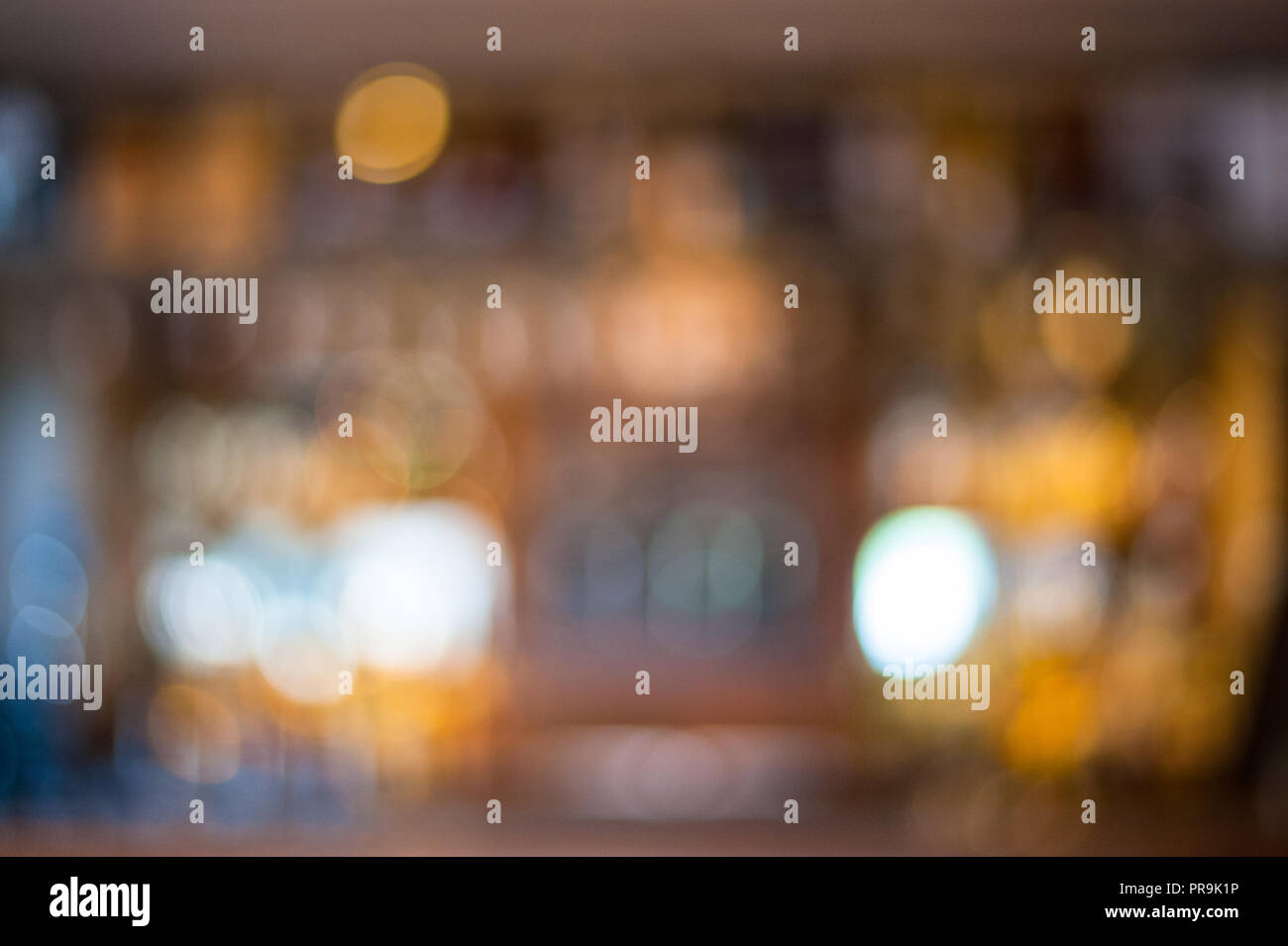 Theke in Englischer Pub mit bokeh Lichter und verschwommenen Hintergrund. Stockfoto