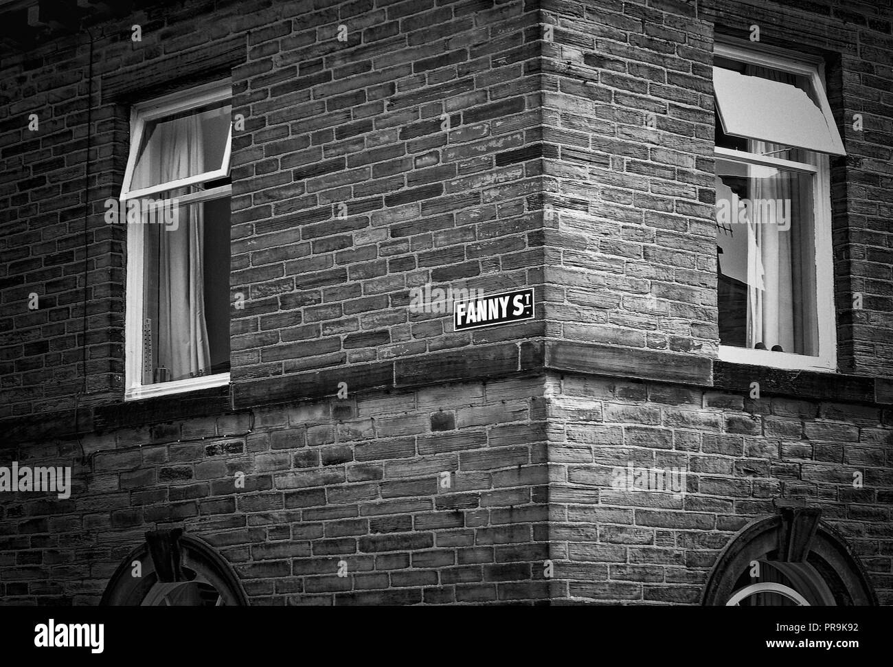 Vielleicht nicht ein ungewöhnlicher Name. Eine abstrakte Sicht von Fanny Street mit dem Straßenschild. Saltaire, Shipley, Yorkshire Stockfoto