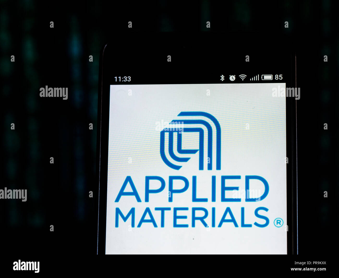 Applied Materials, Inc.-Logo gesehen auf Smart Phone angezeigt. Applied Materials, Inc. ist ein amerikanisches Unternehmen, das Anlagen, Dienstleistungen und Software liefert die Herstellung von Halbleiterchips für Elektronik, Flachbildschirmen für Computer, Smartphones und Fernseher zu ermöglichen, und solar Produkte. Stockfoto