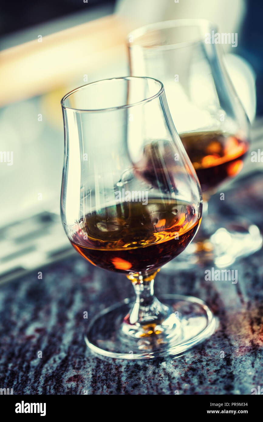 Cups mit einem Cognac Rum, Weinbrand oder Whisky trinken auf einer Theke im  Night Club Stockfotografie - Alamy