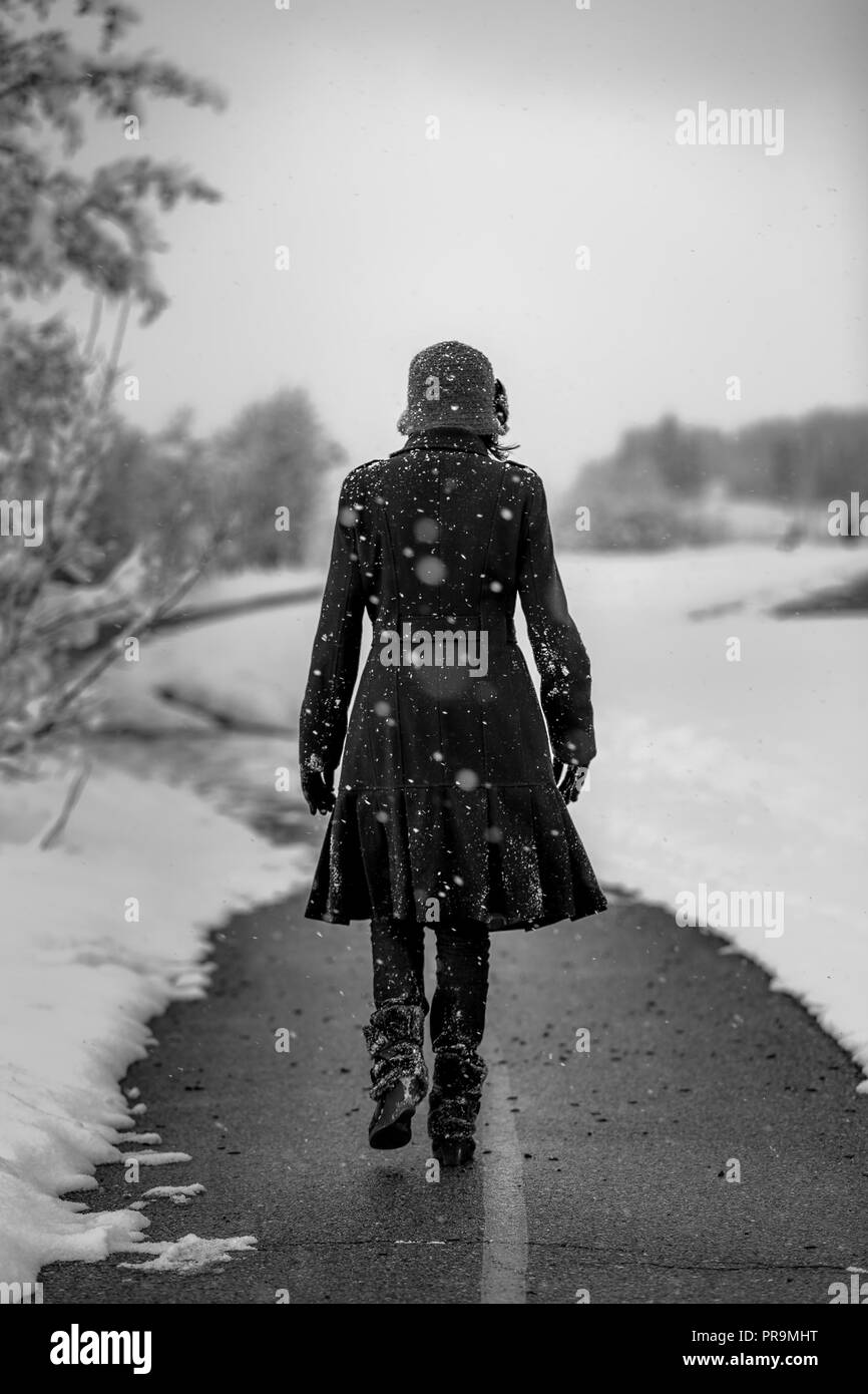 Langen, kalten Spaziergang im Schnee Stockfoto