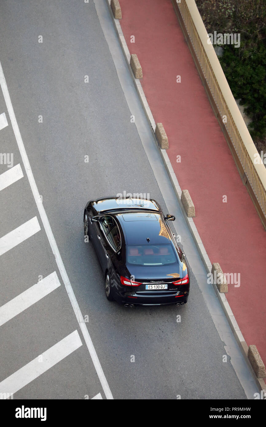 Monte Carlo, Monaco - 30. September 2018: Luftaufnahme von einem wunderschönen schwarzen Maserati Quattroporte 3.0 V6 Diesel 2017 (Ansicht von oben) Fahren auf der Boulevar Stockfoto