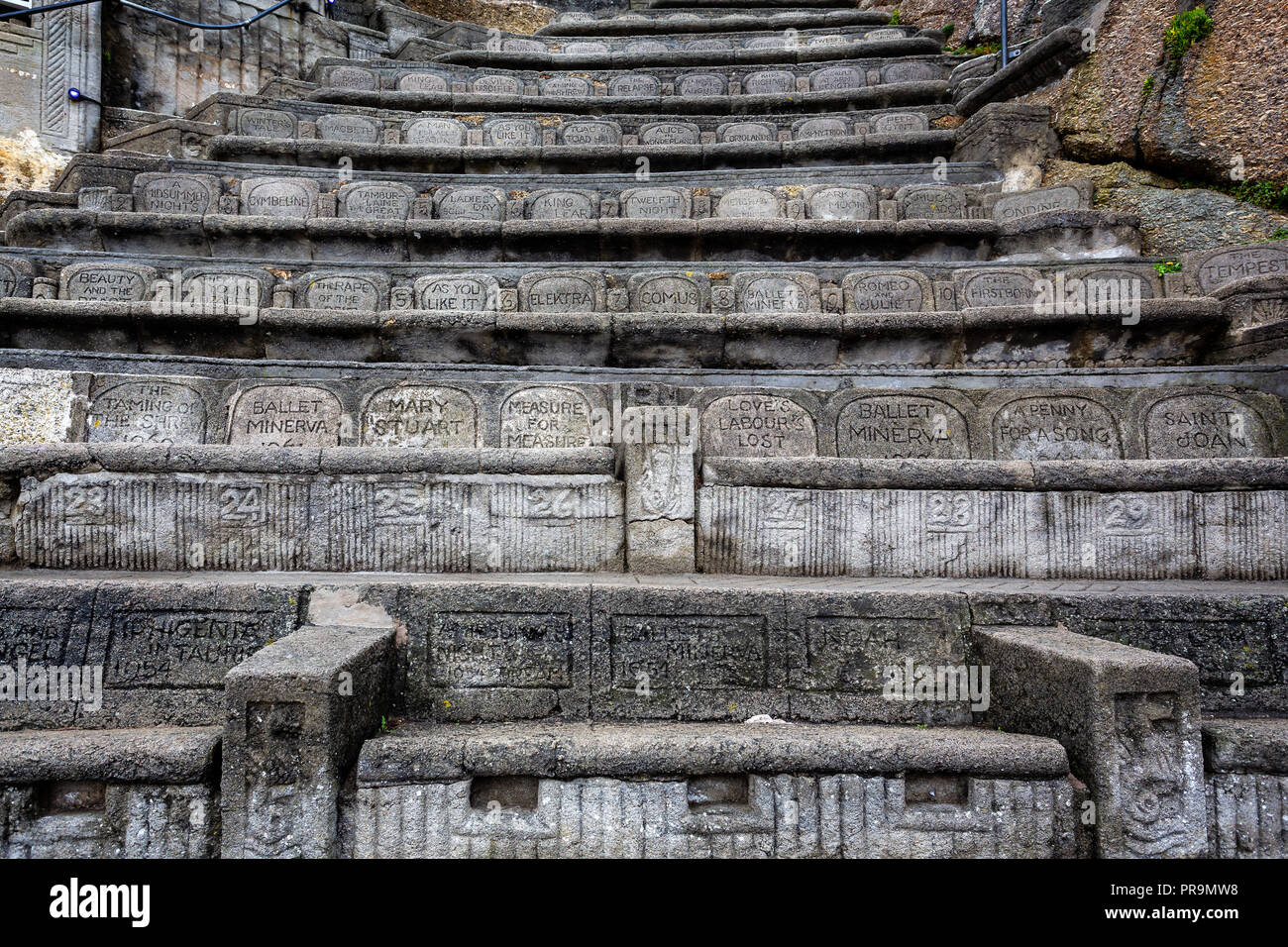 Minack Theater spielen mit Namen auf dem Stein sitzen in Cornwall, Großbritannien am 20. September 2018 getroffenen eingraviert Stockfoto