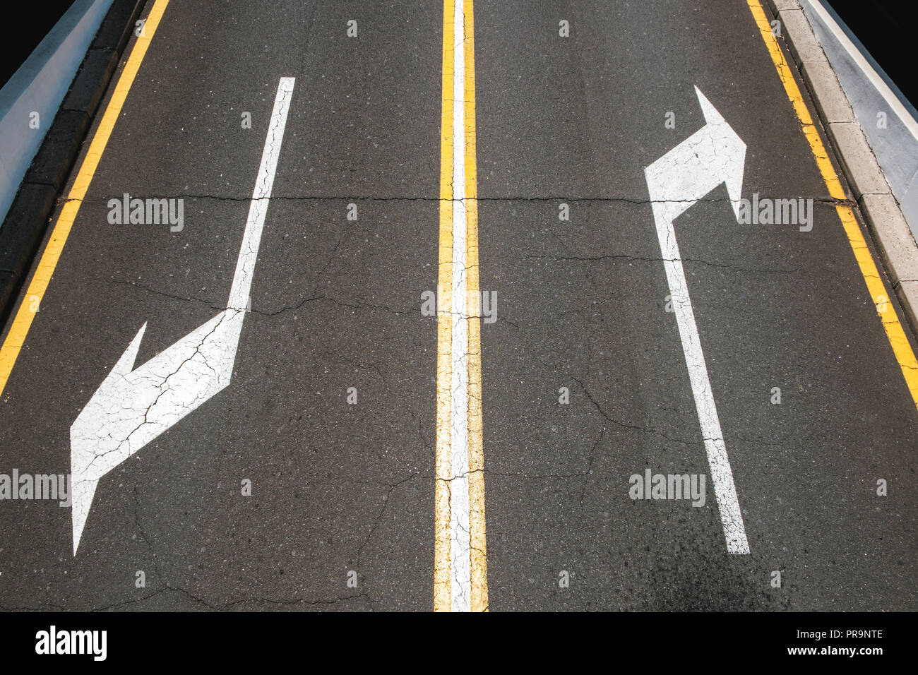 Links/rechts, Richtung Pfeile auf Asphalt - Stockfoto