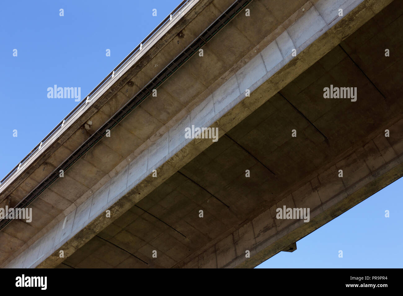 Niedrige Engel Anzeigen in der Nähe der Unterseite des Oland Brücke, eine Betonkonstruktion. Stockfoto