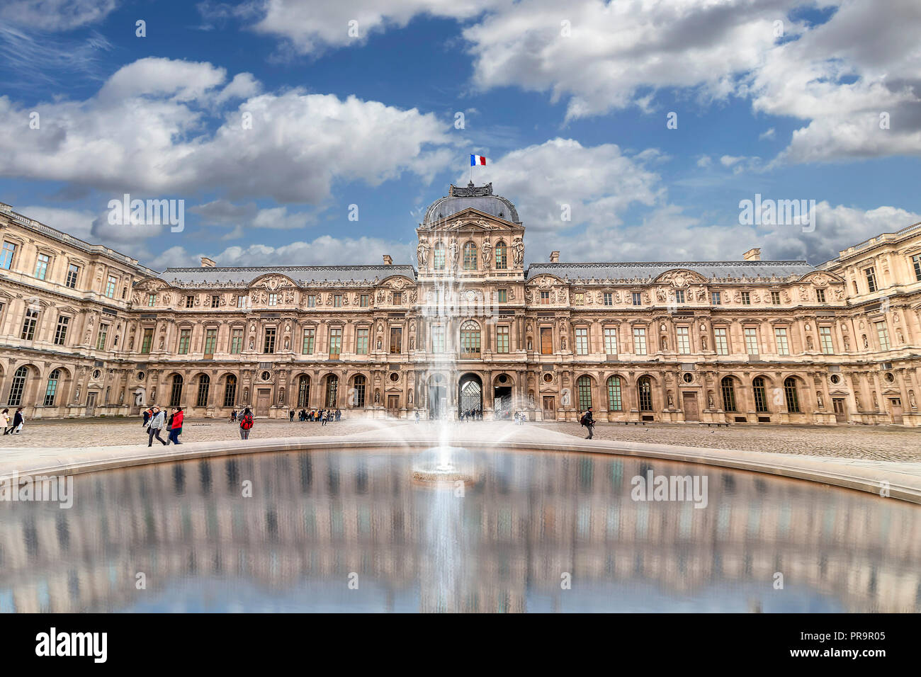 Paris, Frankreich, 13. März 2018: Blick auf den berühmten Palast von Louvre Stockfoto