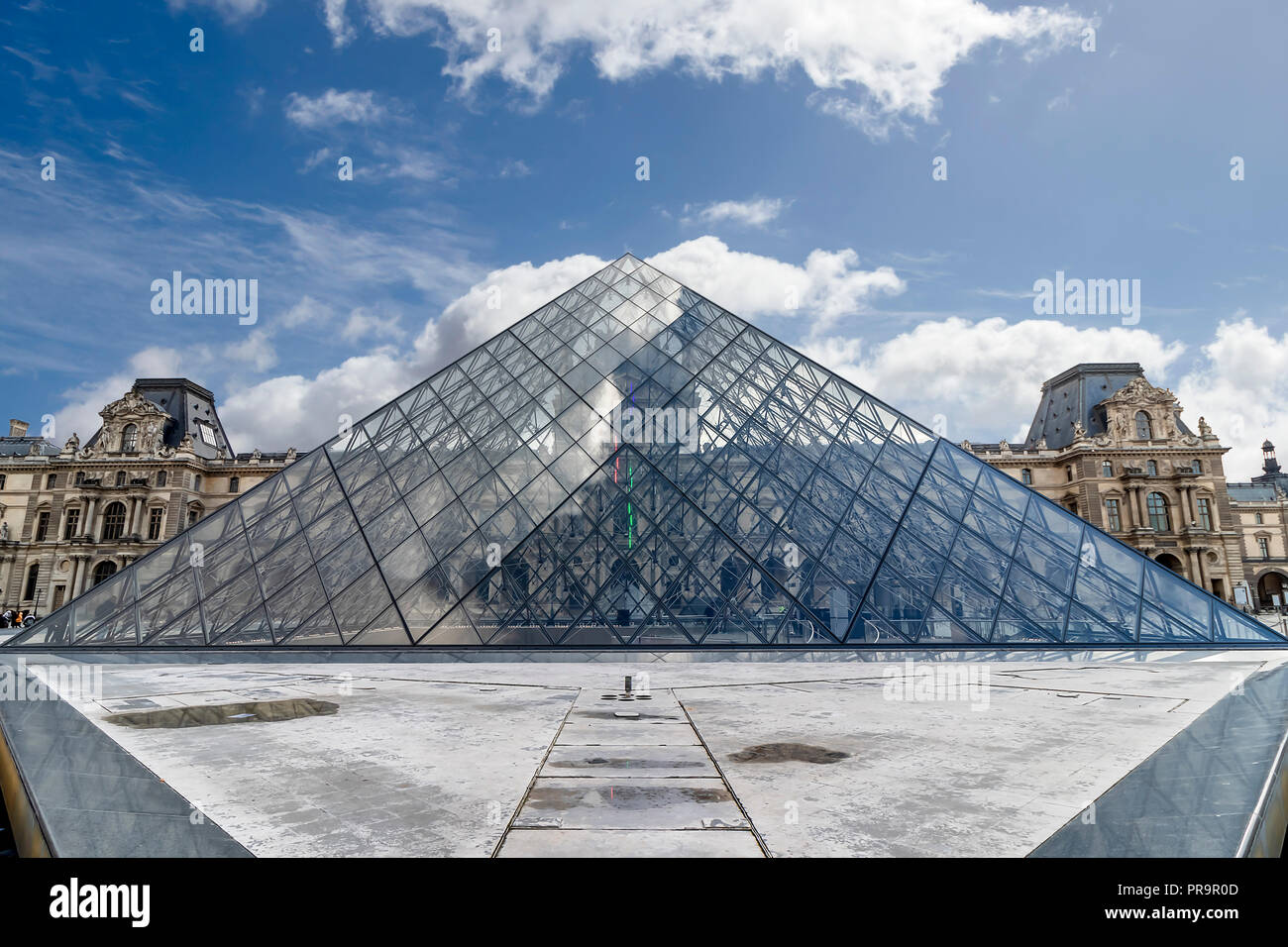 Paris, Frankreich, 13. März 2018: Blick auf die Pyramide des Louvre Museum Stockfoto