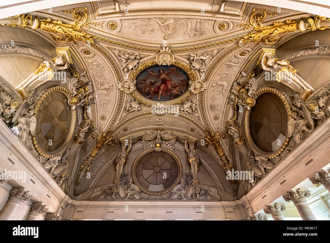 Paris, Frankreich, 17. März 2018: Blick auf die reich verzierten Decke des Louvre Museum Stockfoto