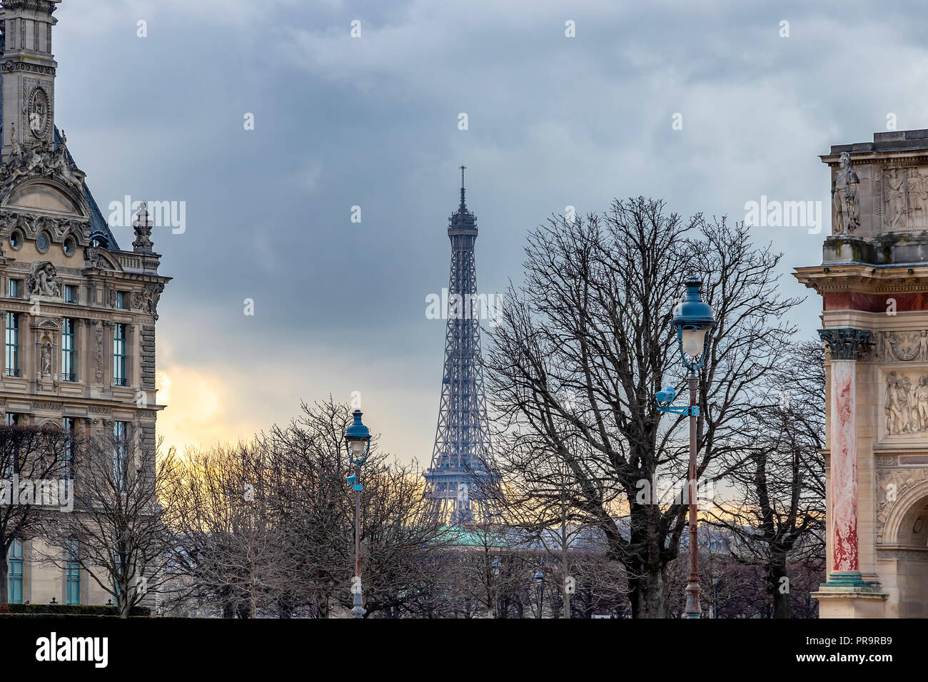 Sonnenuntergang in Paris, im Winter, mit Eiffelturm in der Far View Stockfoto