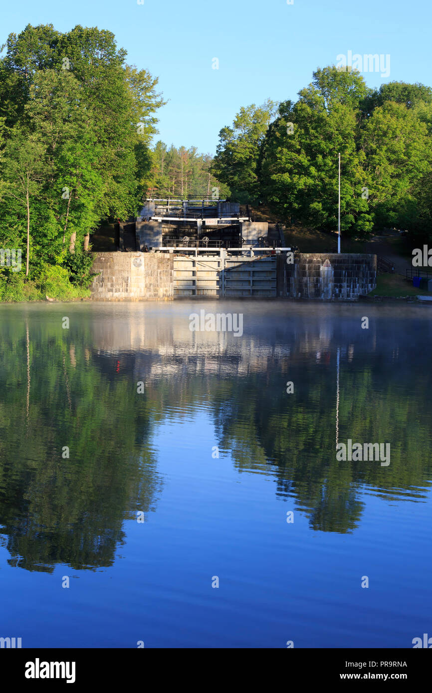 Unterhalb des Schlosses am frühen Morgen Flug am Jones Falls, Ontario Stockfoto