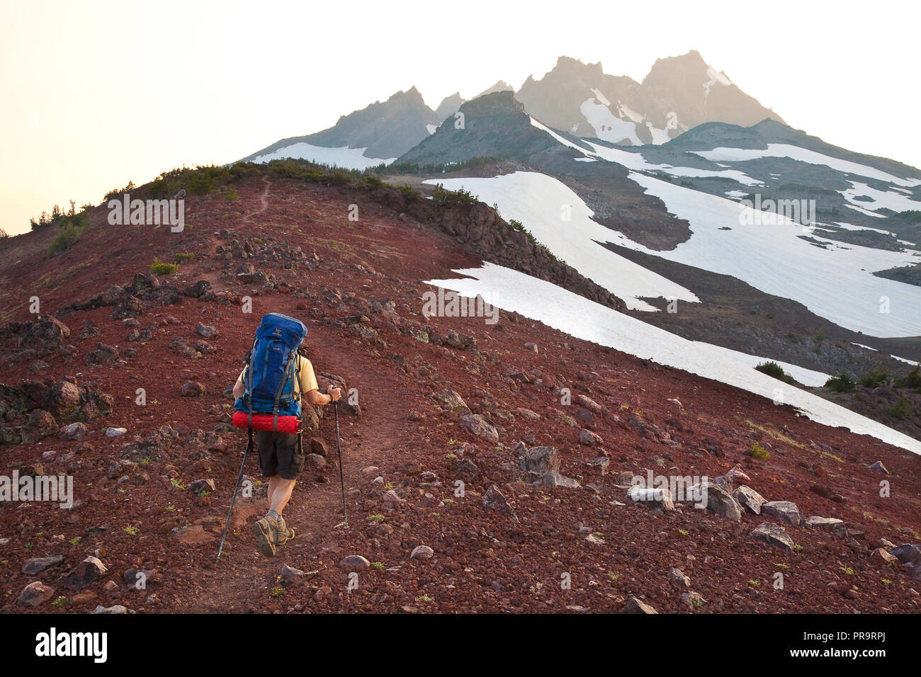 Wanderer auf dem Weg in Richtung gebrochen Top bei Sonnenuntergang in der Nähe von Bend Oregon Stockfoto