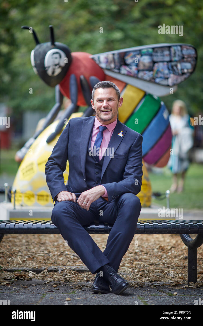 Carl Austin-Behan LGBT-Berater Andy Burnham Bürgermeister von Manchester in Caraquet Gärten in Gay von Manchester Village, Stockfoto