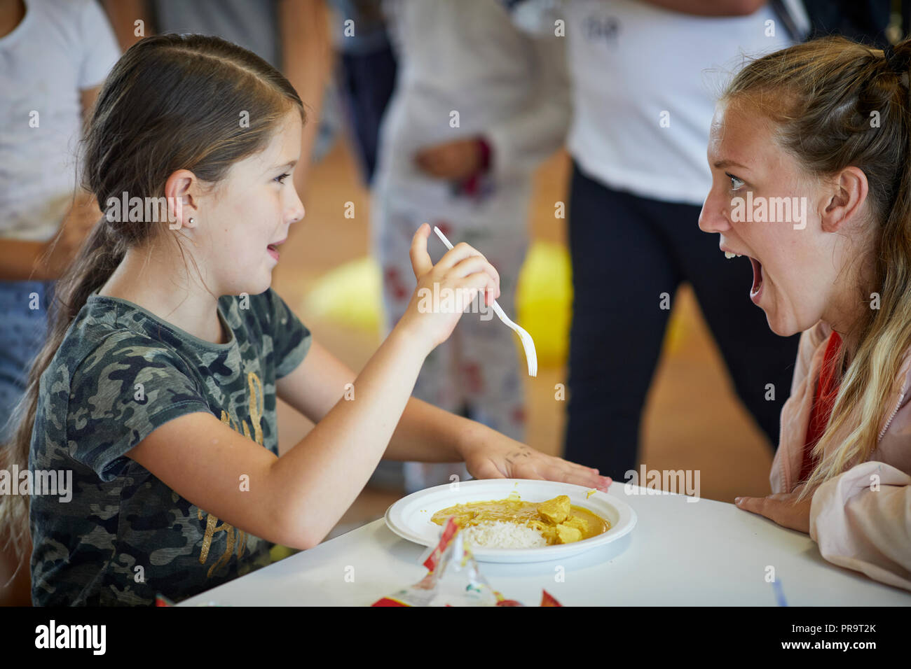 Schule Urlaub Sommer Camp Kinder essen Abendessen Stockfoto
