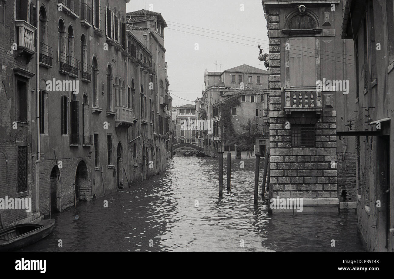 1970er, einen Blick auf die Gebäude anc Kanäle in Venedig, Hauptstadt der Region Venetien, Italien und eine erstaunliche Stadt inmitten einer Lagune erbaut, einem geschlossenen Bucht der Adria mit keine Strassen, nur Kanäle. Stockfoto