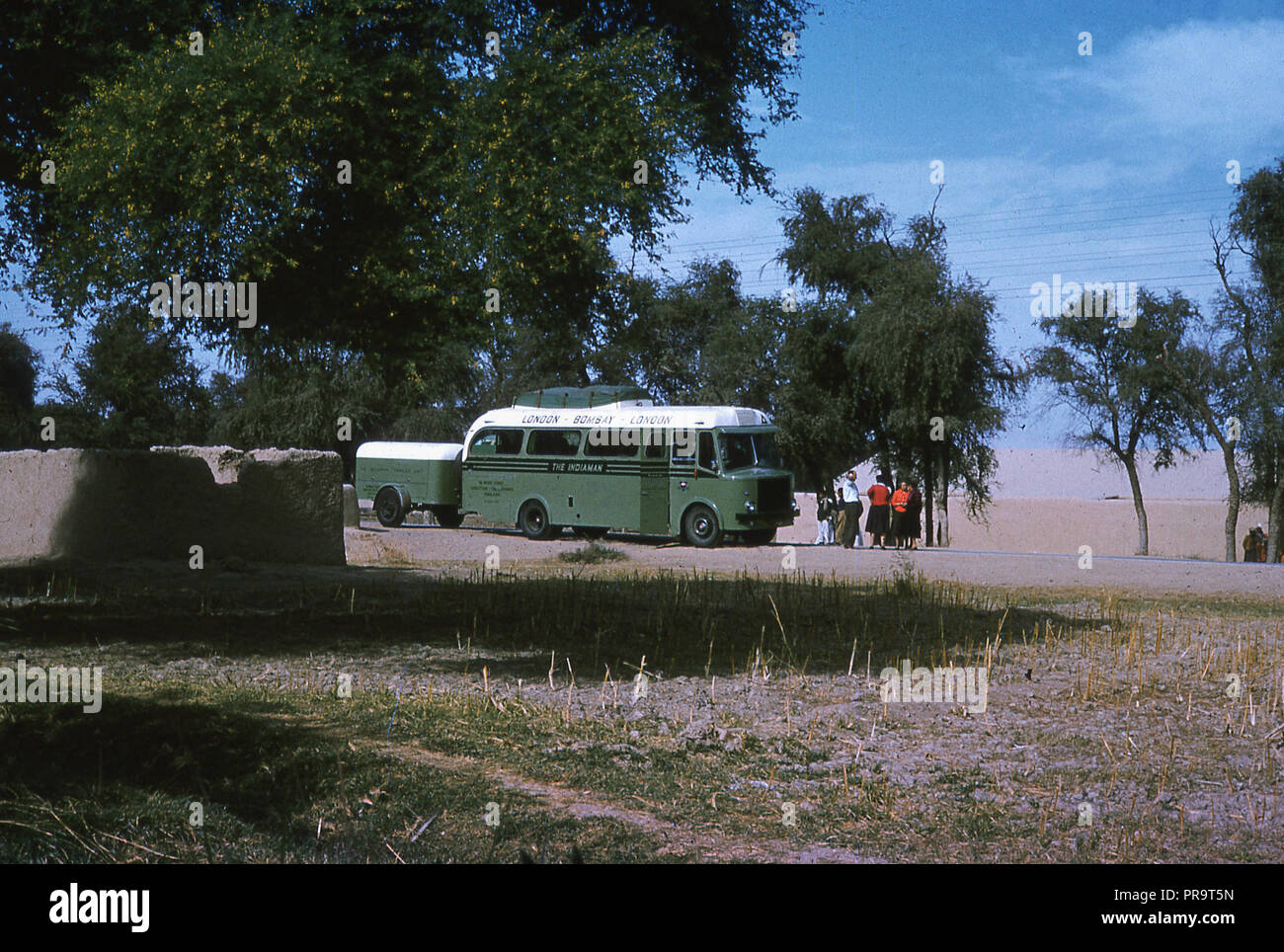 Etwa 1960, historisch, der transkontinentale Fernbus, 'der indiaman' mit Anhänger, parkt an einem Strand in Indien. Dieser renovierte AEC Regal Bus fuhr mit Passagieren von London nach Bombay und fuhr dann zurück nach London. Stockfoto
