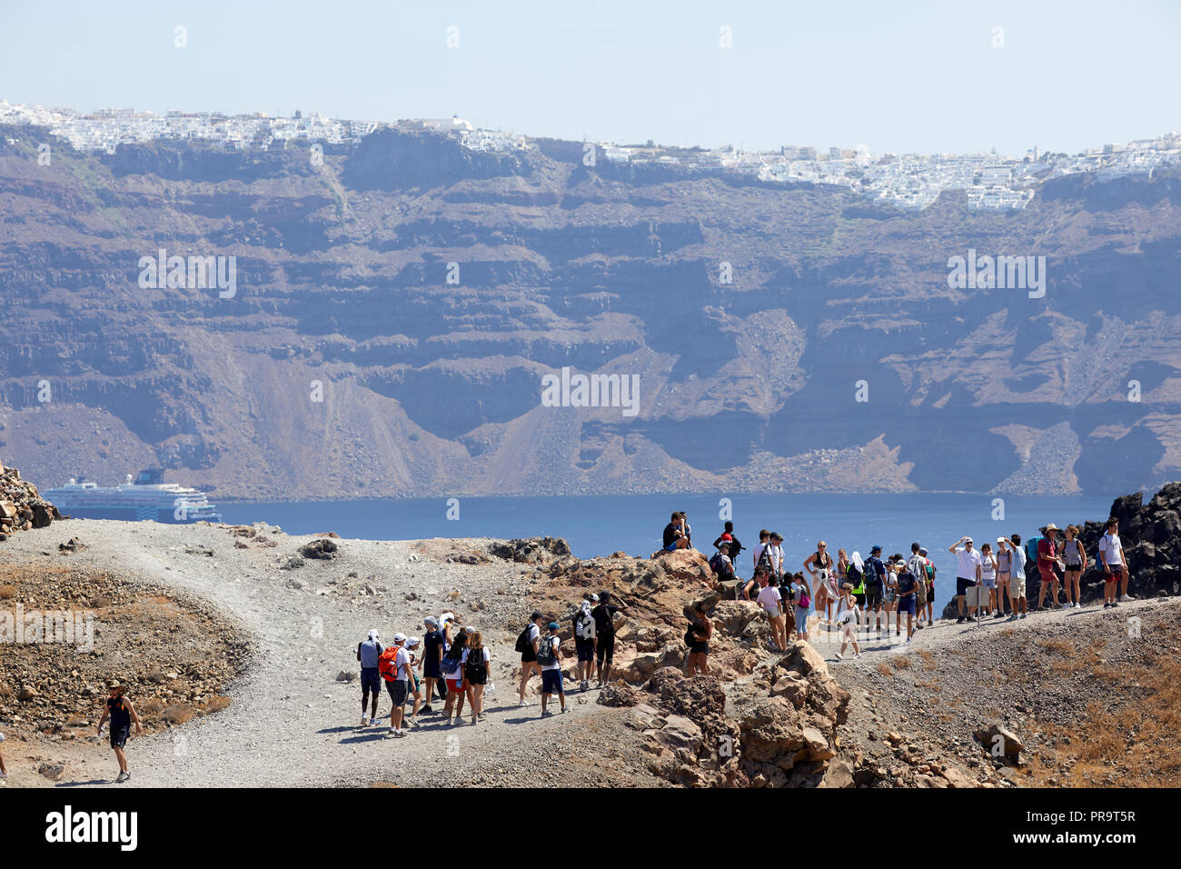 Vulkan Insel Santorini, Kykladen Inseln in Griechenland, Touristen bis zu den steilen Hügel Stockfoto
