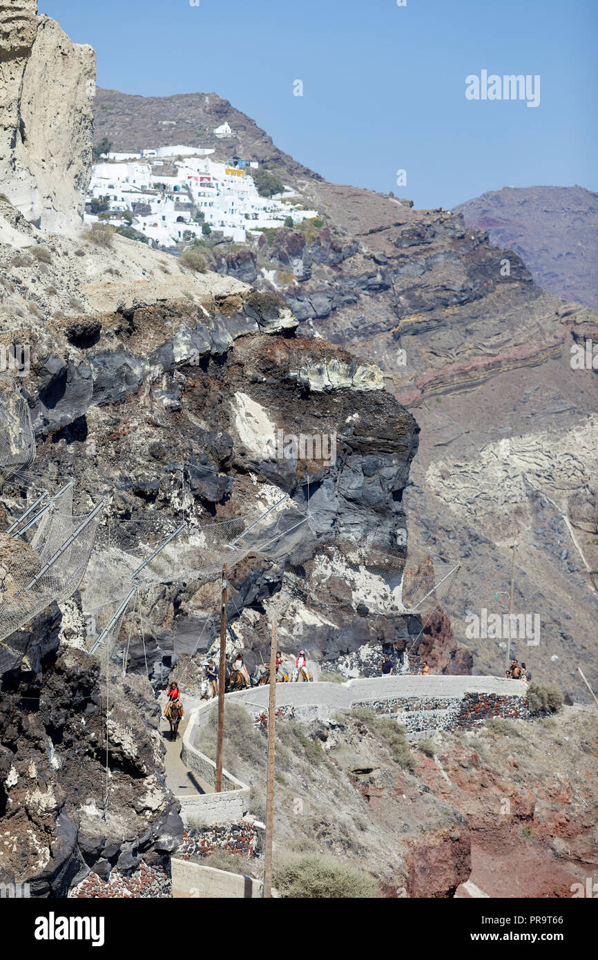 Oia Touristen mit Eseln die steilen calder von Santorini, einer Gruppe von Inseln der Kykladen in Griechenland climd, Touristen bis zu den steilen Hügel Stockfoto