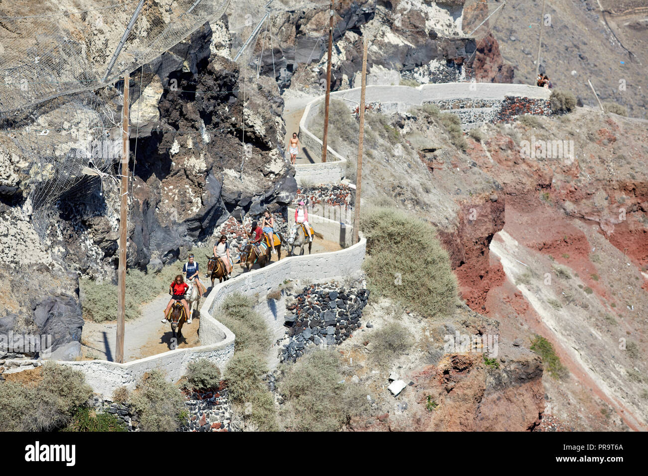 Oia Touristen mit Eseln die steilen calder von Santorini, einer Gruppe von Inseln der Kykladen in Griechenland climd, Touristen bis zu den steilen Hügel Stockfoto