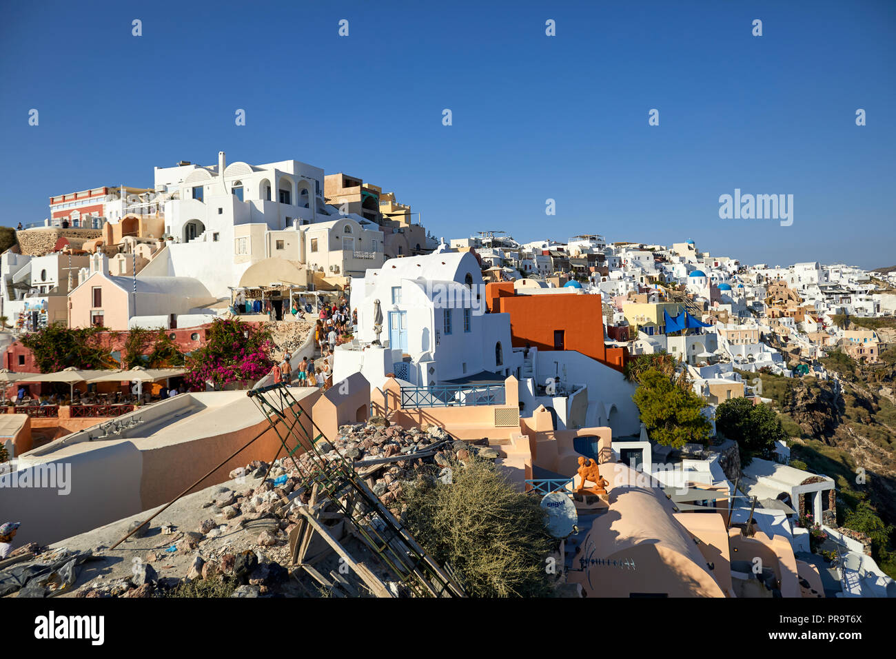 Oia Wahrzeichen der Skyline mit Häusern, die auf dem steilen Calder Cliff Side Santorini, Kykladen Inseln in Griechenland, Touristen bis zu den steilen Hügel Stockfoto