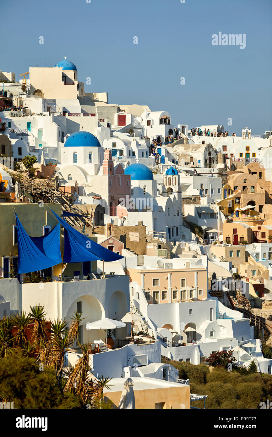 Oia Wahrzeichen der Skyline mit Häusern, die auf dem steilen Calder Cliff Side Santorini, Kykladen Inseln in Griechenland, Touristen bis zu den steilen Hügel Stockfoto