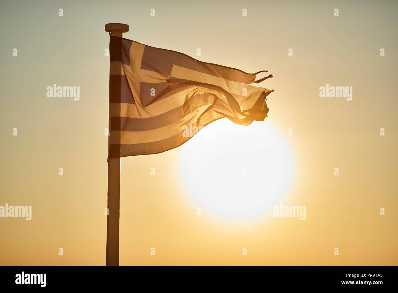 Griechische Flagge und Sonnenuntergang in Oia Sehenswürdigkeiten Windmühlen Santorini, Kykladen Inseln in Griechenland, Touristen bis zu den steilen Hügel Stockfoto