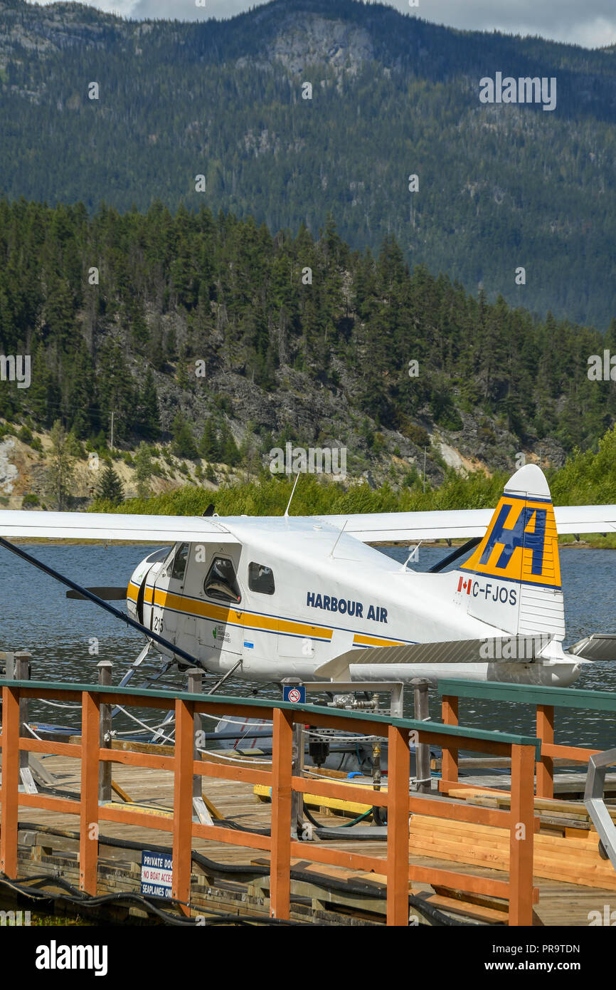 WHISTLER, BC, Kanada - Juni 2018: Harbour Air Beaver Wasserflugzeug vom Steg der Whistler Luft Wasserflugzeug terminal gebunden in Whistler. Stockfoto