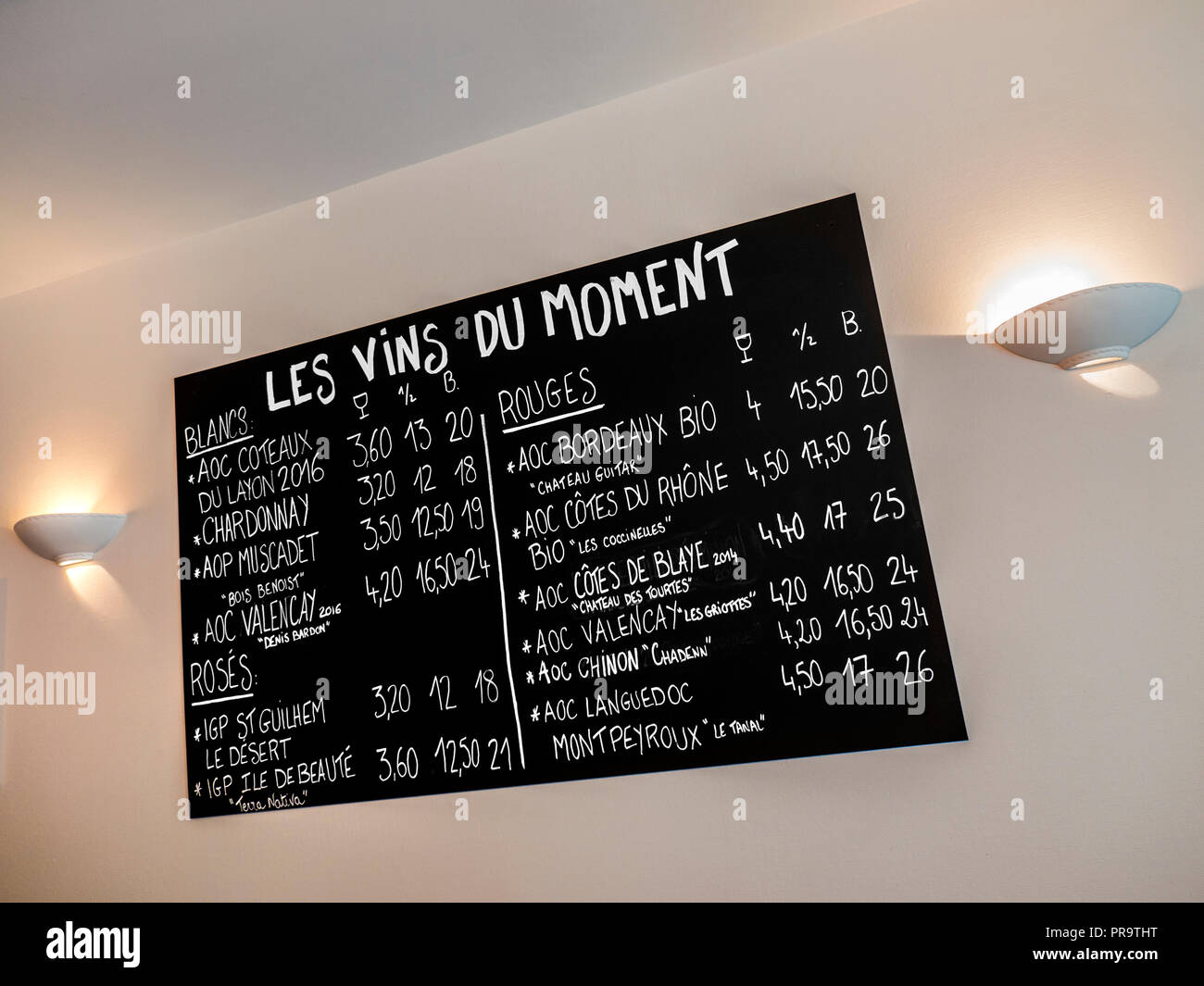Französischer Wein Bar Blackboard Menü Der Moment 'Les Vins Du Moment' mit weissen, rosa und roten Weine aus Glas, Karaffe oder Flasche Quimper Bretagne Frankreich Stockfoto