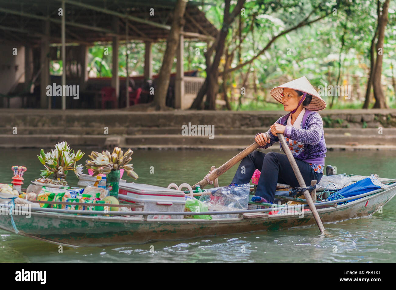 Oktober 17, 2016 - Van Lam Dorf, Vietnam. Lokale Frau in einem Reis hat Rudern ein Boot mit Waren zum Verkauf vom Vung Straßenbahn Pier. Stockfoto