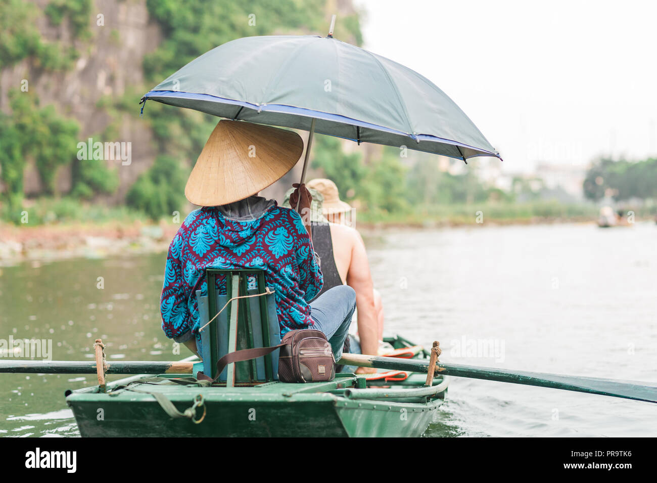 Bootsfahrt von Vung Straßenbahn Pier. Traditionelle Paddle - Bootsfahrt können die Touristen wirklich die Ruhe und die Schönheit der Natur der Ngo Dong Fluss zu schätzen wissen. Stockfoto