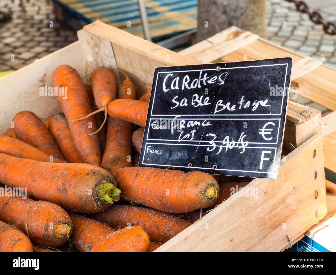 Sable Karotten (carottes Zobel) Lokale französischer Erzeugnisse zum Verkauf in Holzkiste mit Euro blackboard Preis label Concarneau Farmers Market Bretagne Frankreich Stockfoto