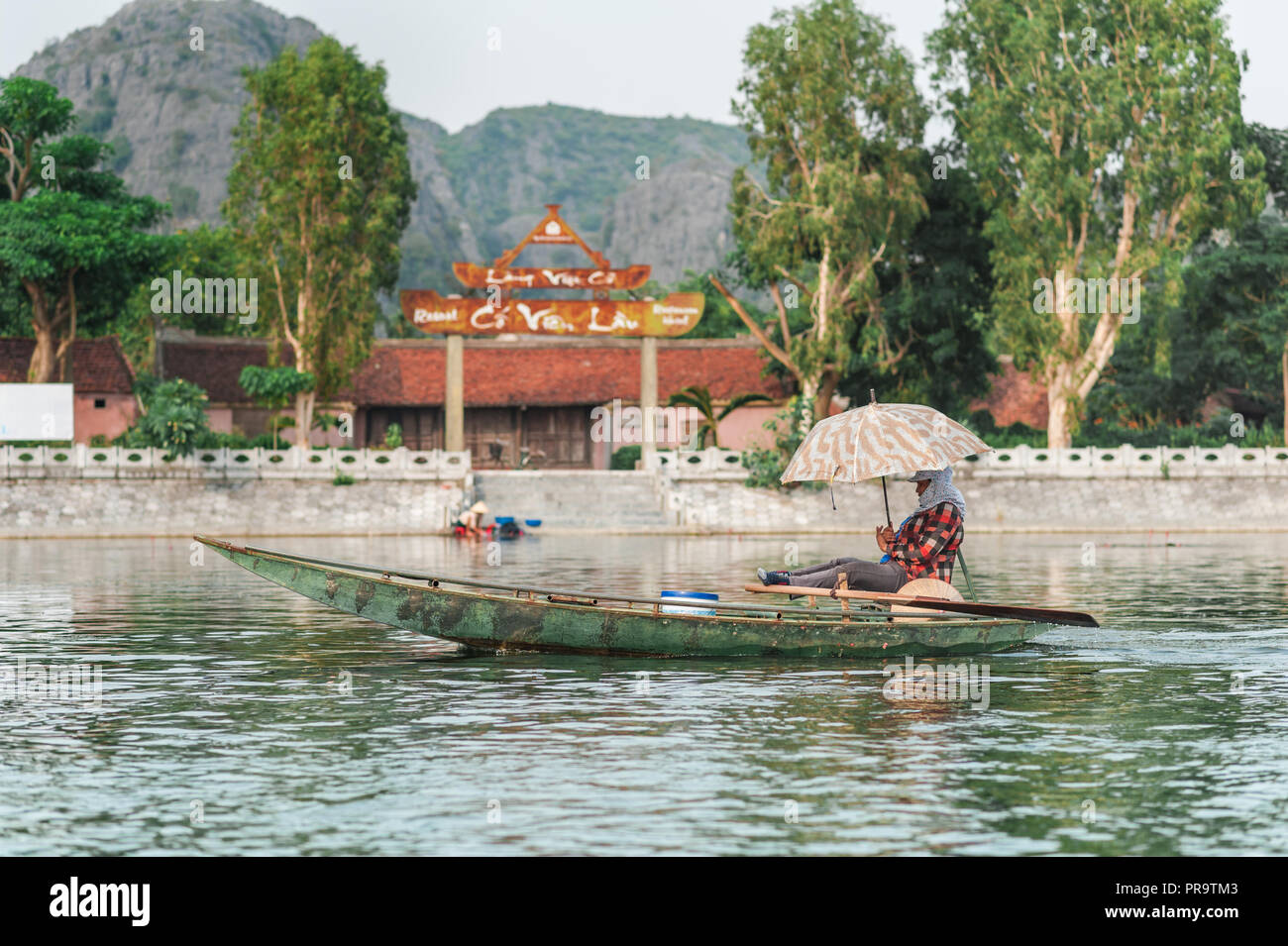 Oktober 17, 2016 - Van Lam Dorf, Vietnam. Bootsfahrt von Vung Straßenbahn Pier. Traditionelle Paddle - Bootsfahrt können die Touristen Ngo Dong Fluss zu schätzen wissen. Stockfoto