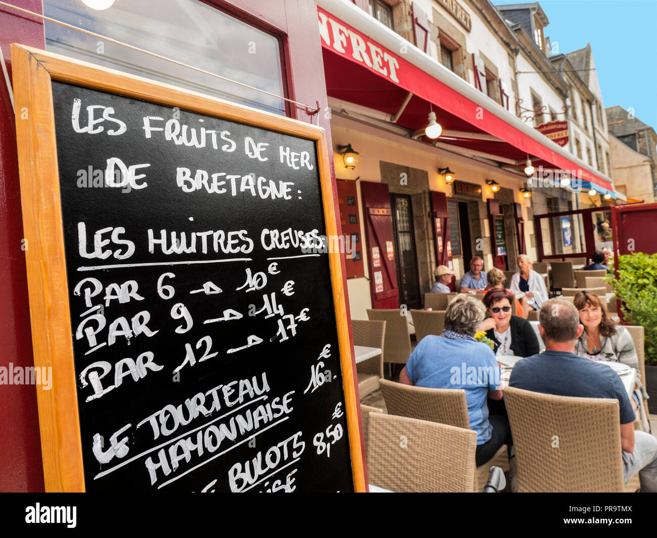 Bretagne Les fruits de Mer Blackboard Menü mit Austern und crab Mayonnaise außerhalb typischer Alfresco französisches Restaurant Concarneau Bretagne Frankreich Stockfoto