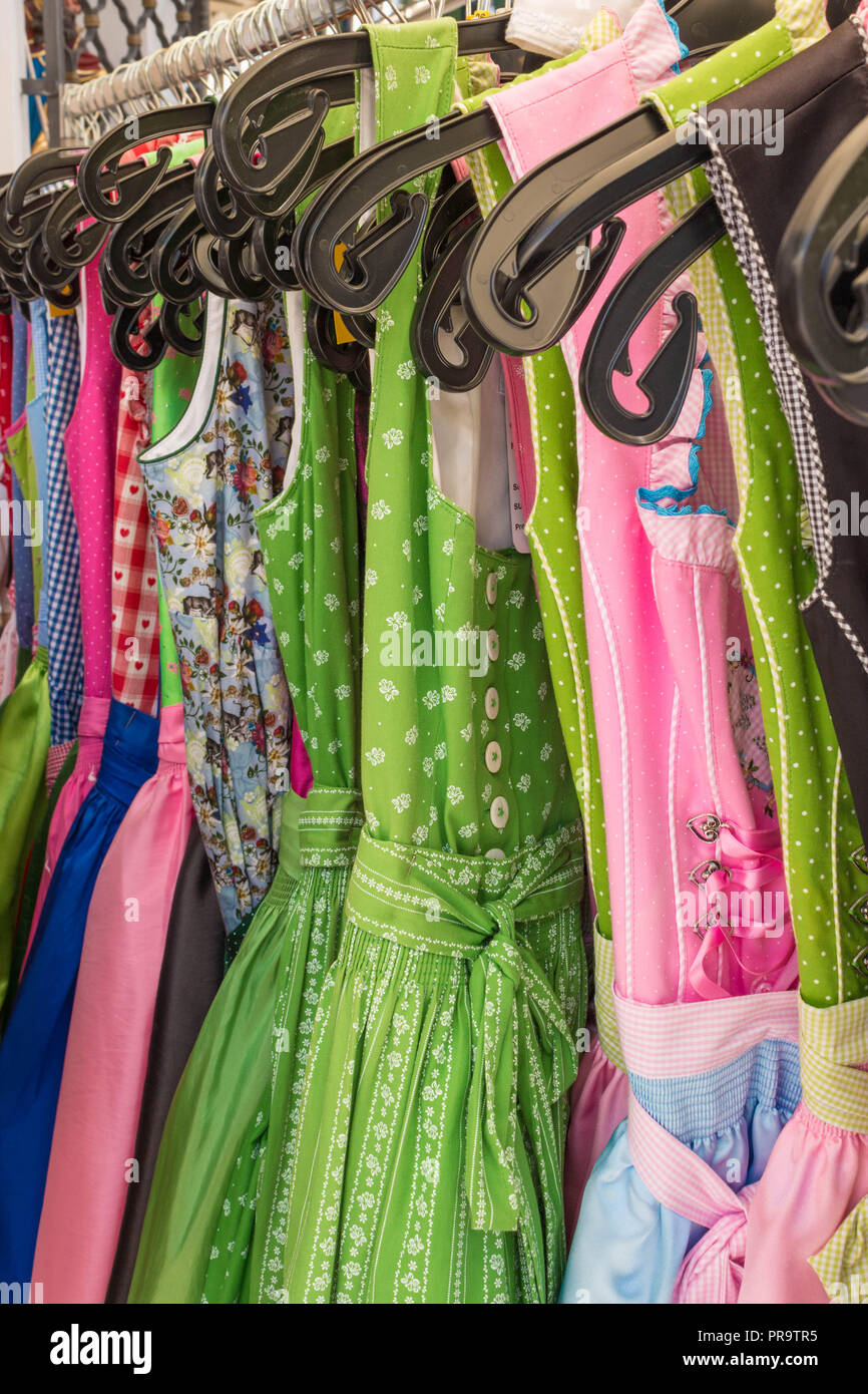 Dirndl in verschiedenen Farben hängt ein Rack. Dirndl ist ein traditionelles Kleid in Österreich, Südtirol und Bayern. Stockfoto