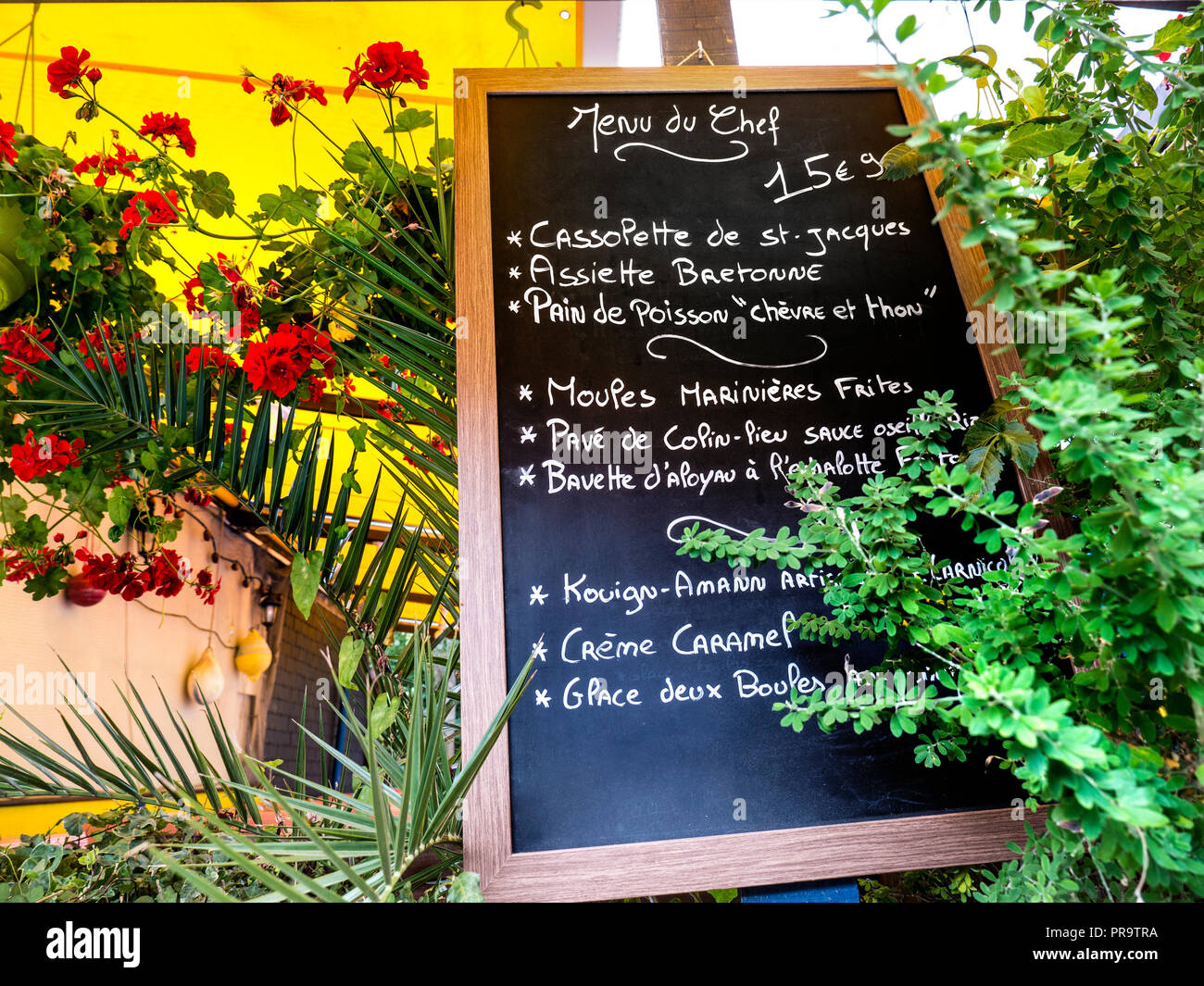 Französische florale Tafel Menü des Tages Menu du Chef" mit lokalen Spezialitäten außerhalb der typischen rustikalen französischen Restaurant in Concarneau Bretagne Frankreich Stockfoto