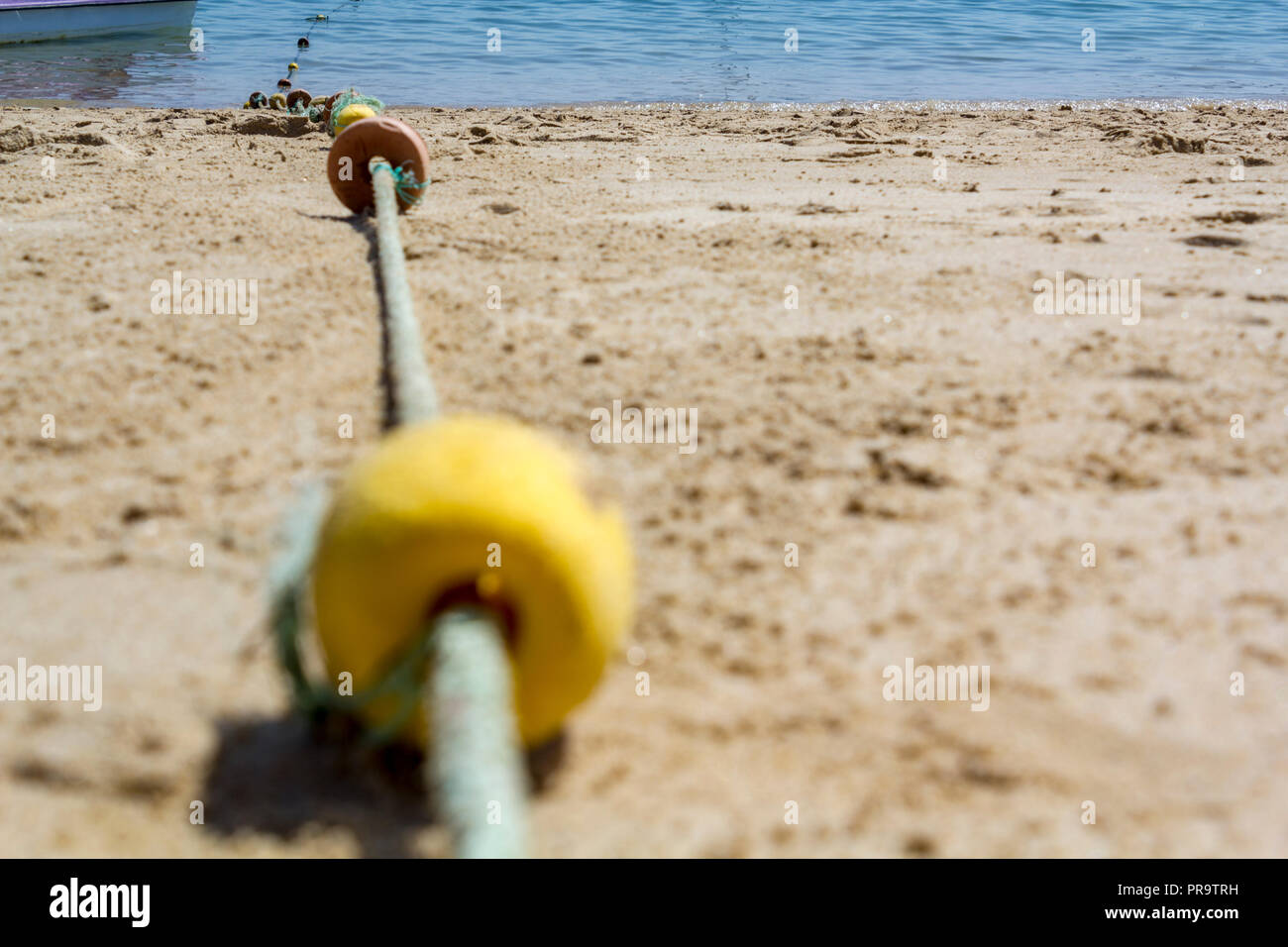 Low Angle View von Marker Bojen Seil am Strand Stockfoto