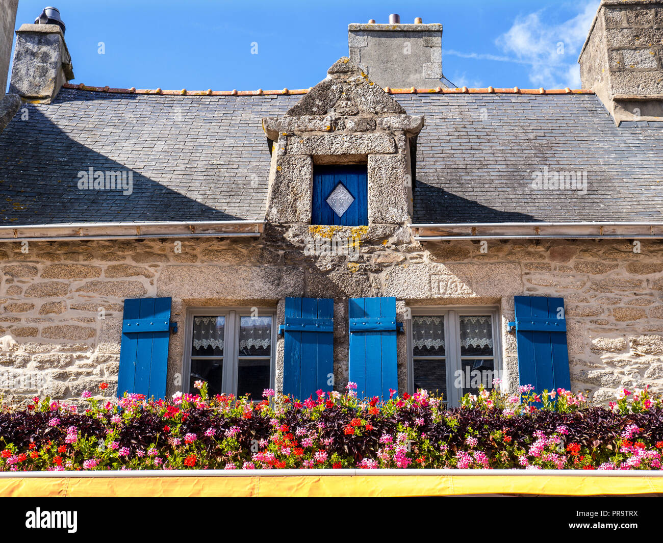 Bretagne Architektur Französische rustikale Restaurant 'La Port au Vin' mit Blumenarrangement Fensterläden Ville in der Nähe Fouesnant bretagne finistere Frankreich Stockfoto