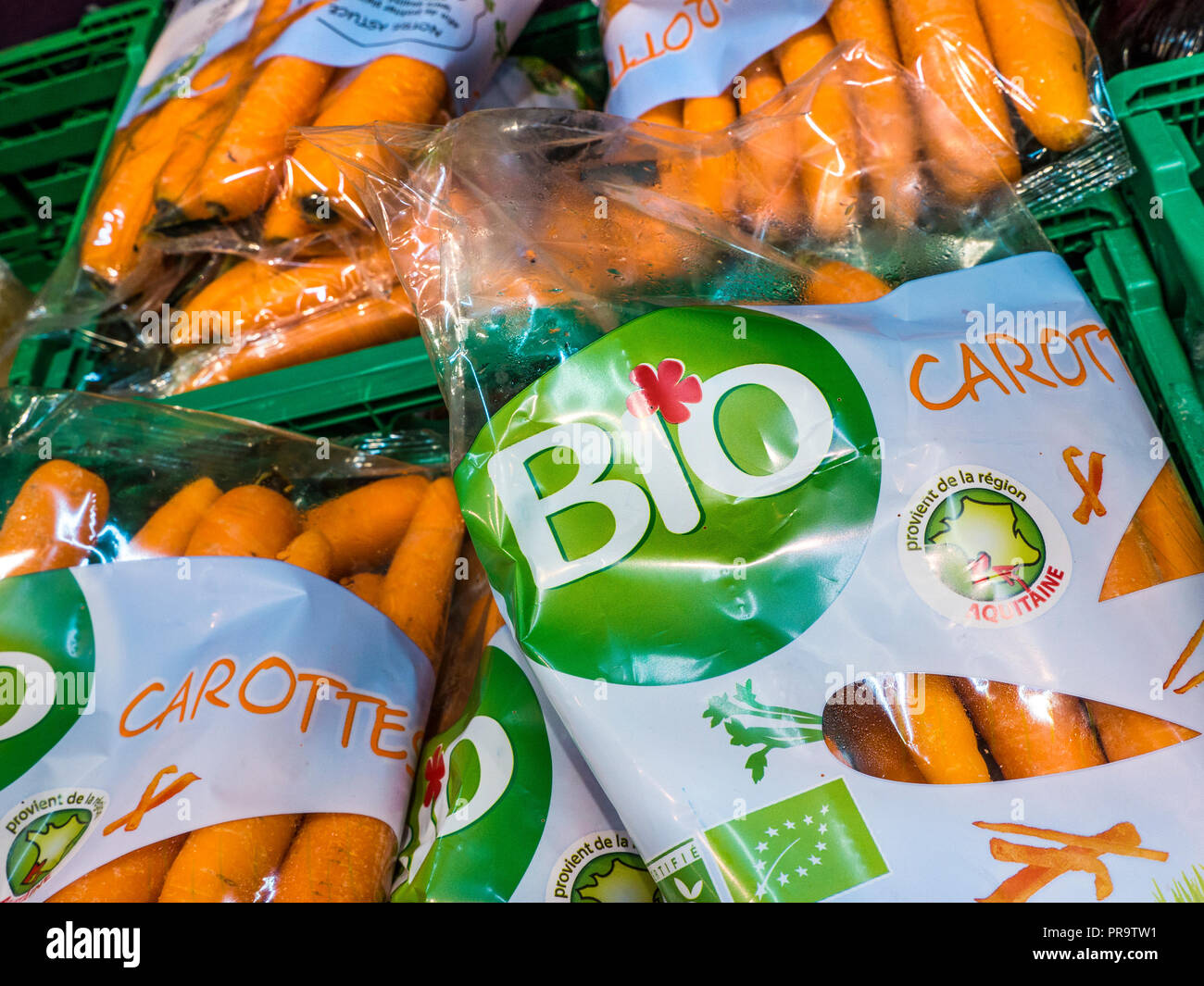 BIO biologisch-dynamischen Landwirtschaft Techniken Bio Karotten (carottes), das auf dem Display verpackt zum Verkauf in Französische Intermarché Supermarkt Frankreich Stockfoto